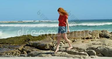 在岩石海岸<strong>线上</strong>行走的女人